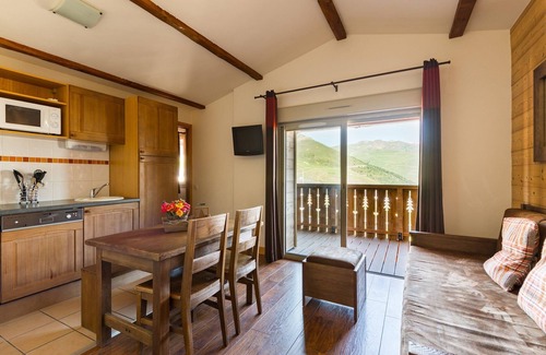 Pla d'Adet Apartment | Apartment in Adet with Balcony Views