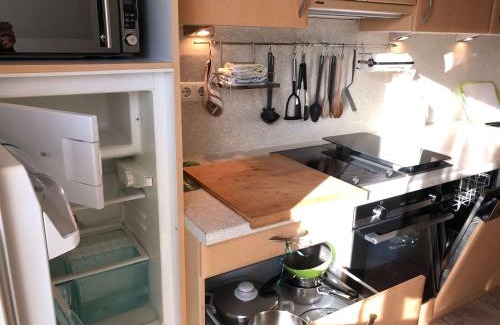 Mainstockheim House | Apartment in Gelb, mit Balkon, Kamin, 50 Schritte zu Radweg, ideal for Long Stay, 4 Singles in Single Rooms