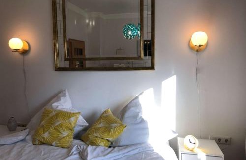 Mainstockheim House | Apartment in Gelb, mit Balkon, Kamin, 50 Schritte zu Radweg, ideal for Long Stay, 4 Singles in Single Rooms