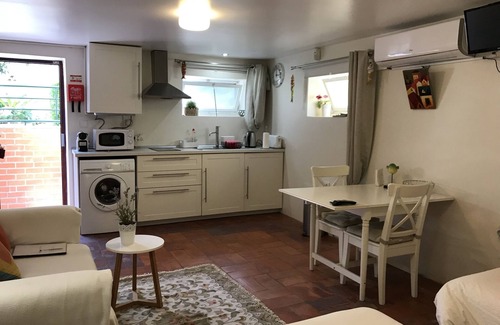 Lumiar Apartment | Apartment in Lisboa (Studio with a bedroom) in house with garden/barbecue