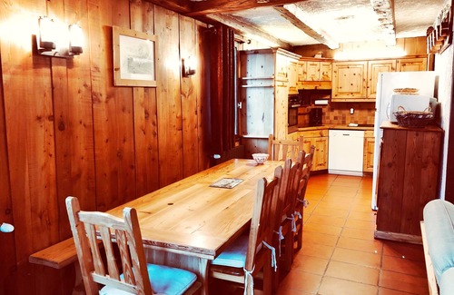 Le Lavachet Ski Chalet | Apartment in the Chalet La Carline, sleeps 8