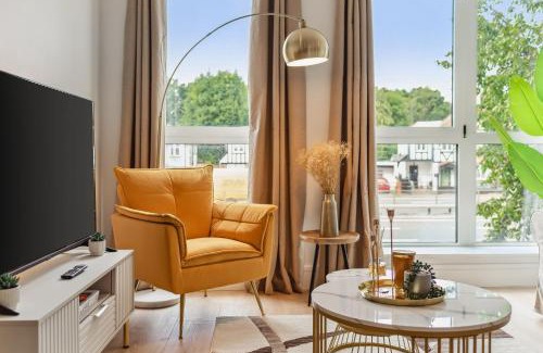Coombe Hill Apartment | Apartment in Wimbledon with Cinema, Gym, Game Room