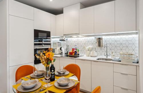 Coombe Hill Apartment | Apartment in Wimbledon with Cinema, Gym, Game Room