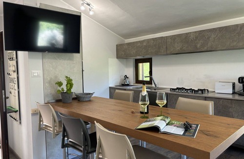 Cologna Spiaggia Villa | Apartment in villa with WIFI, hot tub, pool, A/C, TV, patio, pets allowed, panoramic view, parking