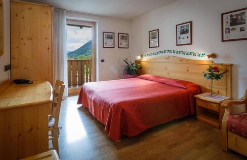 Giustino Apartment | Apartment La Locanda Bilocale 4 persone with Mountain View, Balcony & Wi-Fi