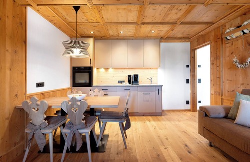 Daunei Apartment | Apartment 'Lën' with Mountain View, Shared Garden and Wi-Fi