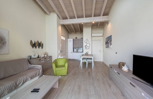Pulciano Apartment | Apartment "Little Paradise Lake Garda" with Shared Pool & Wi-Fi