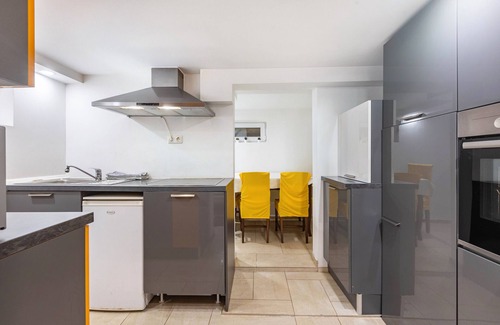 Friedrichsdorf Apartment | Apartment 'Living The Green' with Private Terrace, Wi-Fi and Air Conditioning