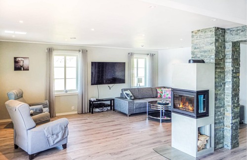 Strandebarm Apartment | Apartment located on the shore of the Hardangerfjord with fantastic fjord views of the Folgefonna gl