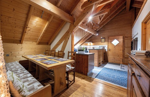 Les Clefs Apartment | Apartment 'Locdecharme' with Mountain View, Private Terrace and Wi-Fi