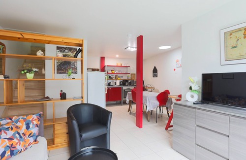 Hillion Apartment | Apartment 'Logement Coquelicot - 6 Personnes' with Private Terrace and Wi-Fi