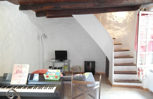 Olargues House | Apartment 'Maison Dans Village Médiéval' with Wi-Fi