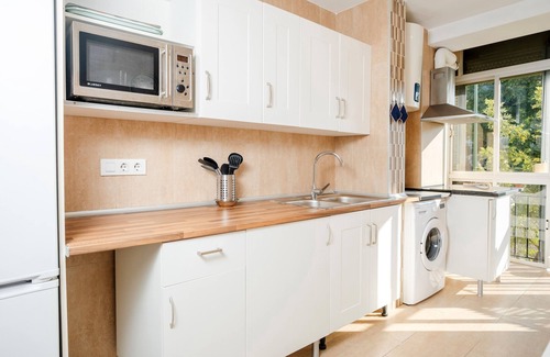 Hermandades-La Carrasca Apartment | Apartment 'Malaquita' with Balcony, Wi-Fi and Air Conditioning