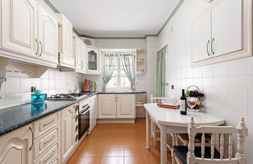 Campanillas Apartment | Apartment 'Manoli' with Mountain View, Wi-Fi and Air Conditioning