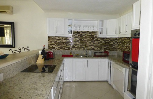 Hastings House | Apartment Margate Gardens opp ,Beach, Sea,Tapas Restaurant, Mall 3Bed 3Bath