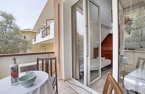 Perigiali Apartment | Apartment 'Mezoneta 1' with Sea View and Air Conditioning