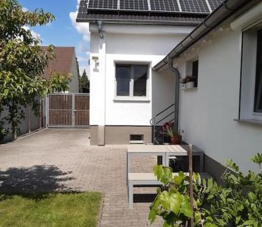 Altlussheim Apartment | Apartment mit Innenhof, Rasen und Parkplatz