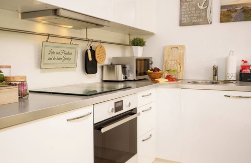 Eckernfoerde Apartment | Apartment mit Meerblick & Direkter Strandlage -sonnenbalkon -stilvoll -smart TV