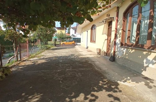 Arsago Seprio Apartment | Apartment near Malpensa airport, family friendly, pets allowed.