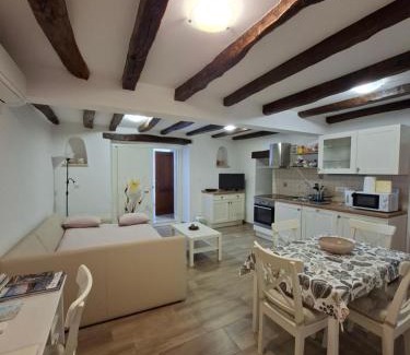 Rakotule Apartment | Apartment Nena- apartman sa posebnim ulazom u prizemlju, terasom i zelenom okućnicom