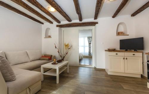 Rakotule Apartment | Apartment Nena- apartman sa posebnim ulazom u prizemlju, terasom i zelenom okućnicom