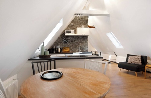 Behrendorf Apartment | Apartment 'Nij-Room24' with Garden and Wi-Fi