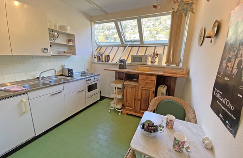 Minusio Apartment | Apartment on the top floor of a well-kept apartment building with indoor swimming pool.