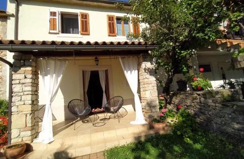 Rakotule Apartment | Apartment PARENZANA, little row HOUSE with big green yard in central Istria