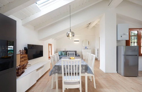 Toscolano Maderno Apartment | Apartment 'Perla Azzurra Mit Seezugang' with Lake View, Wi-Fi and Air Conditioning