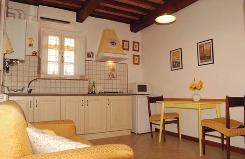 Colle di Compito Apartment | Apartment 'Piano Terra' with Shared Pool, Wi-Fi and Air Conditioning