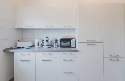 Norderstedt Apartment | Apartment 'Rentaflat Hamburg 01 Am Bahnhof' with Balcony and Wi-Fi