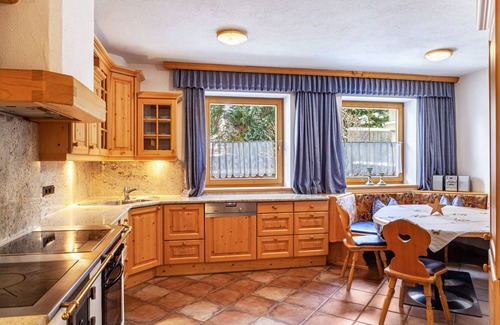 Gattererberg Apartment | Apartment "Rofanblick" with Mountain View, Wi-Fi & Balcony