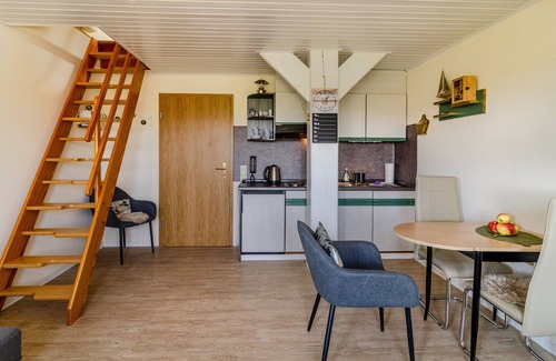 Jaderaltendeich Apartment | Apartment 'Ruheinsel' with Shared Terrace, Shared Garden and Balcony