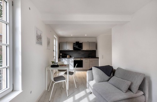 Stadtbezirk Nord Apartment | Apartment 'Saale Fewo Mit Burgblick' with Lake View, Shared Garden and Wi-Fi