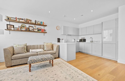 Syon Apartment | Apartment - Sleeps 2 - Parking - Great Location