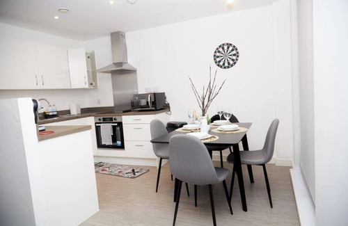 Salford Apartment | Apartment-Sleeps4-StreetParking-Balcony-Duplex