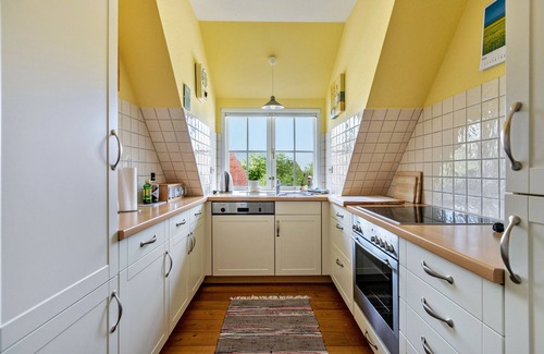 Norddeich Apartment | Apartment 'Sonnenzimmer' with Shared Garden and Wi-Fi