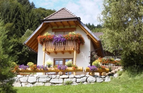Seelbach Apartment | Apartment 'Talblick, 90qm' with Mountain View, Shared Garden and Wi-Fi