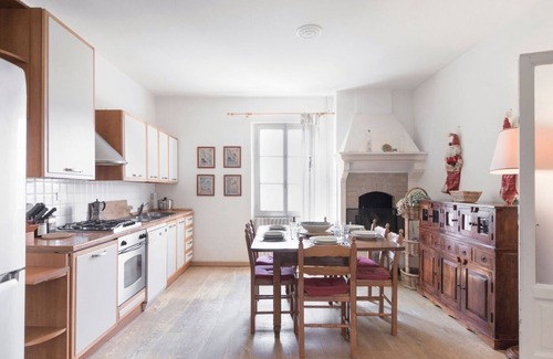 Cavaion Veronese Apartment | Apartment 'Tenuta Naiano Leonardo' with Shared Garden, Wi-Fi and Air Conditioning