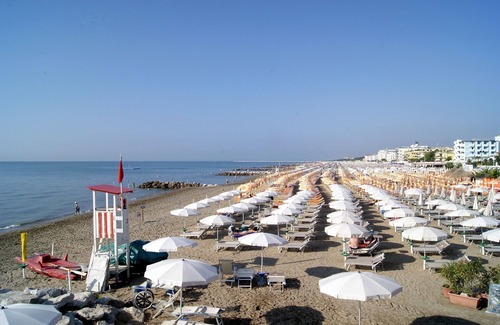 Old Town Apartment | Apartment 'Trilocale 5 Isola Di Pasqua Caorle' with Private Terrace, Wi-Fi and Air Conditioning