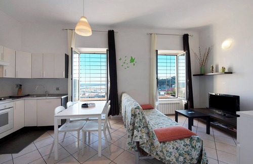 Varazze Apartment | Apartment "Trilocale in villa vista mare Apt 1" with Sea View