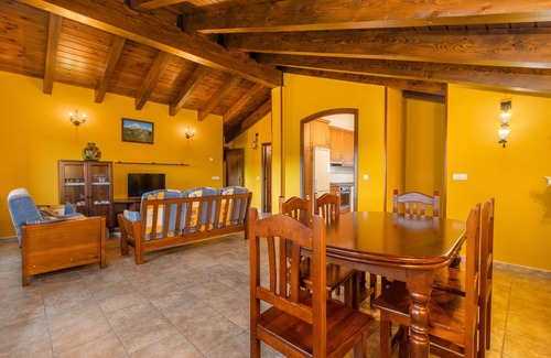 Valle de Lierp Apartment | Apartment 'Turbón' with Mountain View, Shared Garden and Wi-Fi