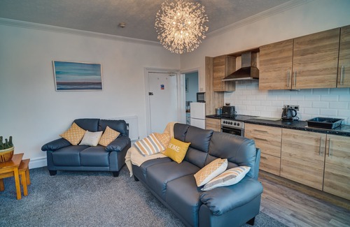 Colwyn Bay Apartment | Apartment Twin Ensuite Shower, Partial sea view at Beachmount Holiday Apartments