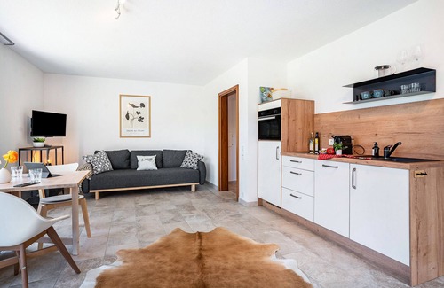 Friolzheim Apartment | Apartment 'Vollausgestattete' with Private Terrace, Private Garden and Wi-Fi