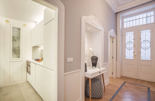 Inner City Budapest Apartment | APARTMENT WITH BALCONY IN PEDESTRIAN STREET , 2BR , 2BA , AC ,Wi-Fi , SMART TV