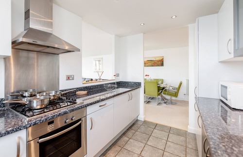 Docklands Apartment | APARTMENT WITH LAKE VIEW NEAR EXCEL, O2 ARENA, GREENWICH & LONDON CITY AIRPORT