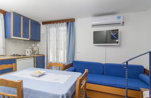 Perivolos Apartment | Apartment with Οutdoor Hydro-Massage @ White & Blue