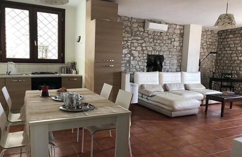 Sermoneta Apartment | Apartment with pool use, terrace, historical centre, for family