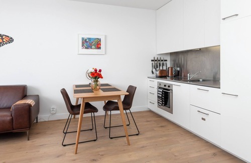 Auckland Central Business District Apartment | Apartment with Sweeping City Views with Aircon and Car Park