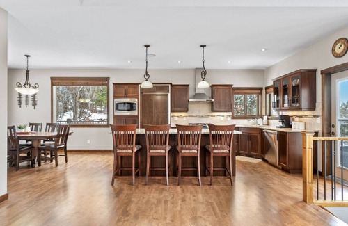 East Kootenay Apartment | Apex Adventures | Pool Table/Air Hockey | Fireplace